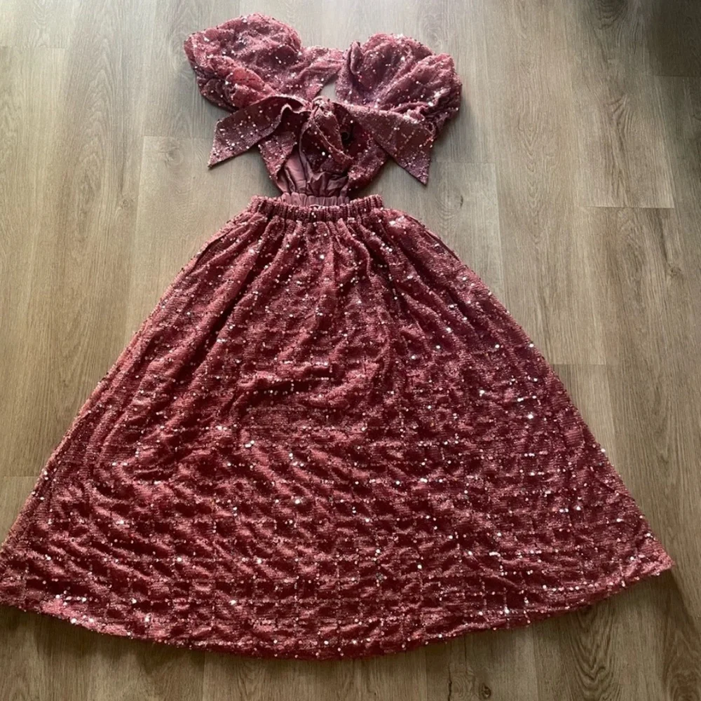 elliatt aubree pink all over sequin scoop neck puff sleeve cut out big bow gown - Picture 4 of 5